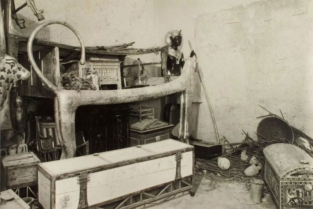 Fotografía tomada en 1922 del ángulo noroeste del antecámara; a la derecha se observa el tabique de yeso que la separa de la cámara funeraria