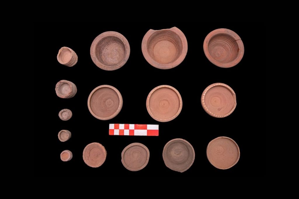 Vasijas de cerámica utilizadas en la antigüedad para el almacenamiento de líquidos, granos u otros productos, comúnmente encontradas en contextos arqueológicos