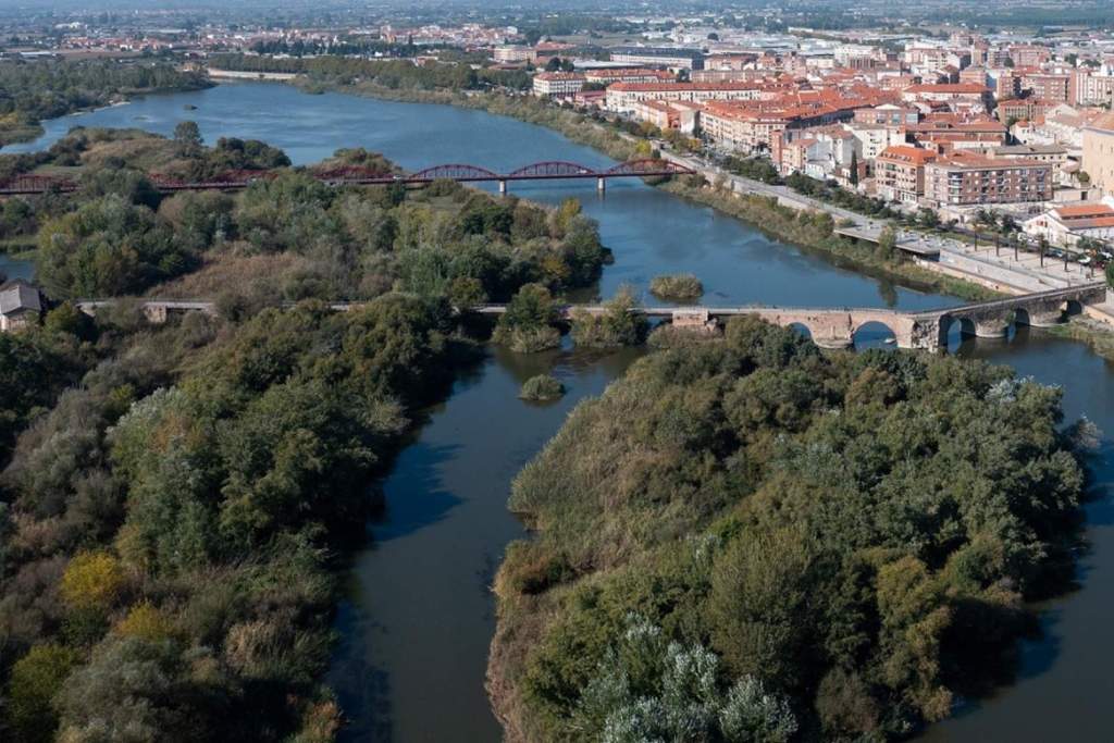 Vista del puente medieval que unía Talavera con la vega del sur