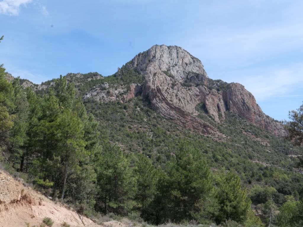 ¿Cómo influye el movimiento de las placas tectónicas en la formación de montañas y volcanes?