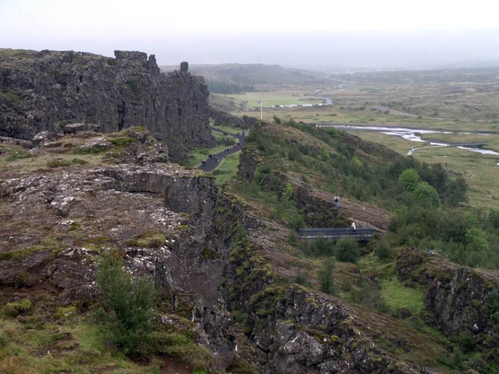 ¿Cómo influye el movimiento de las placas tectónicas en la formación de montañas y volcanes?