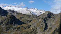 ¿Cómo influye el movimiento de las placas tectónicas en la formación de montañas y volcanes?