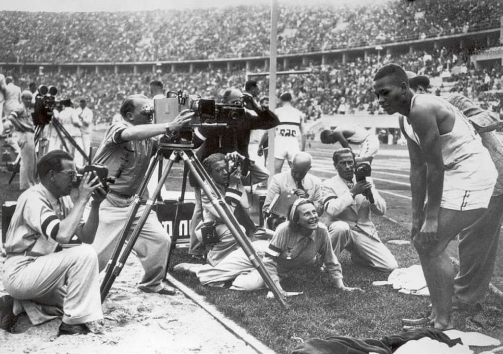 Archie Williams observado por Riefenstahl en los Juegos de Berlín