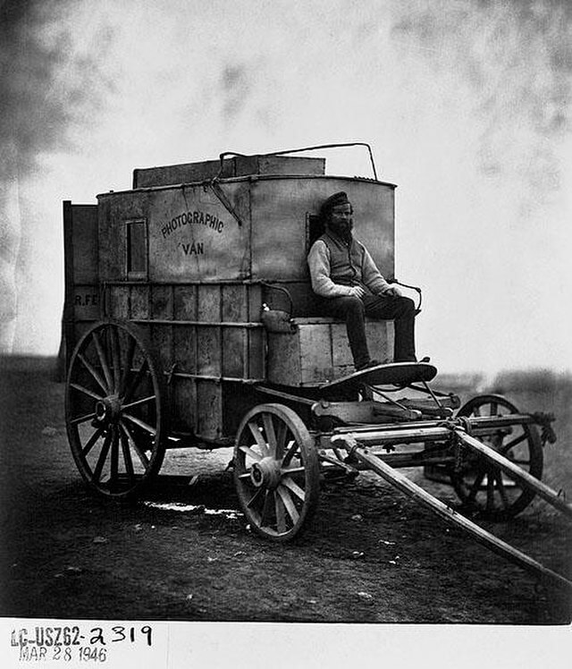 Asistente de Roger Fenton en su caravana fotográfica