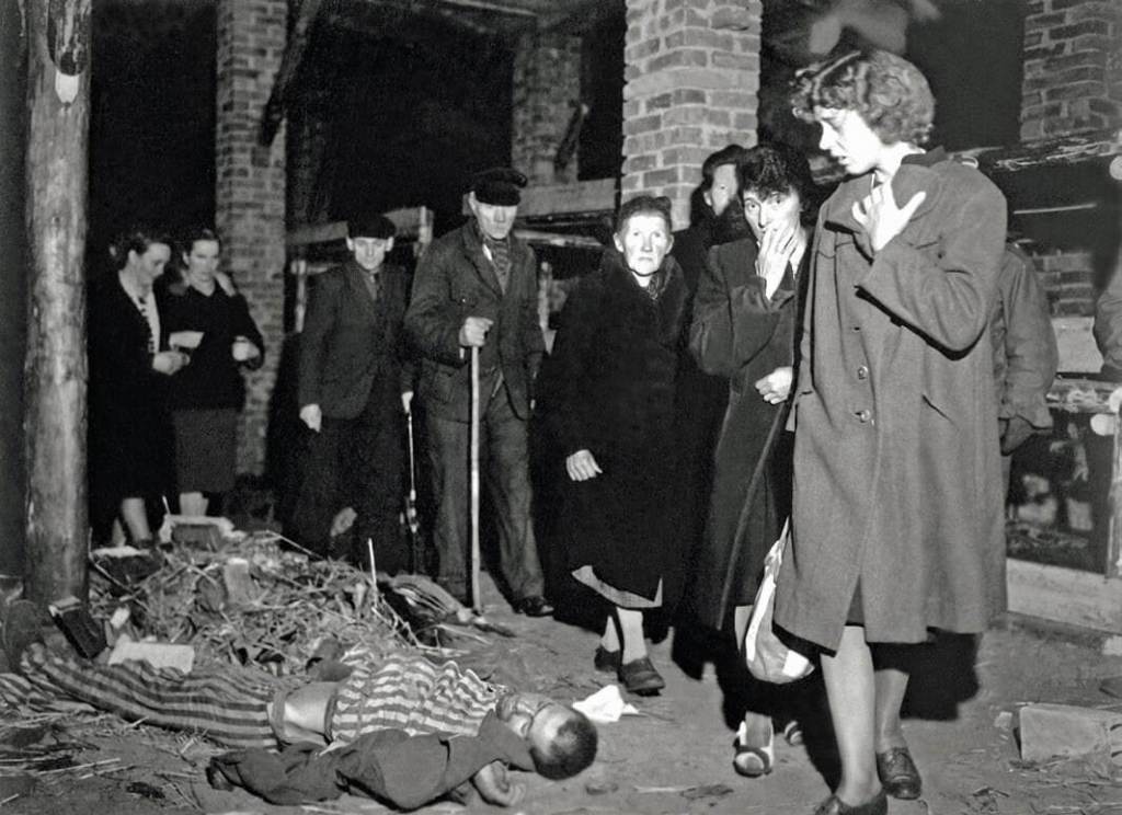 Ciudadanos obligados a visitar un campo de concentración