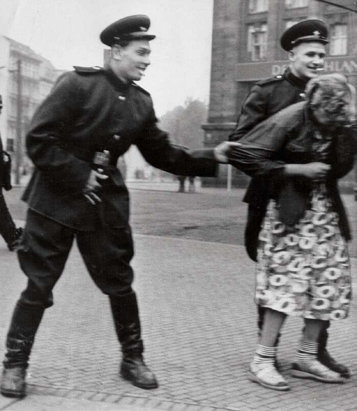 Dos soldados del Ejército Rojo acosando sexualmente a una joven