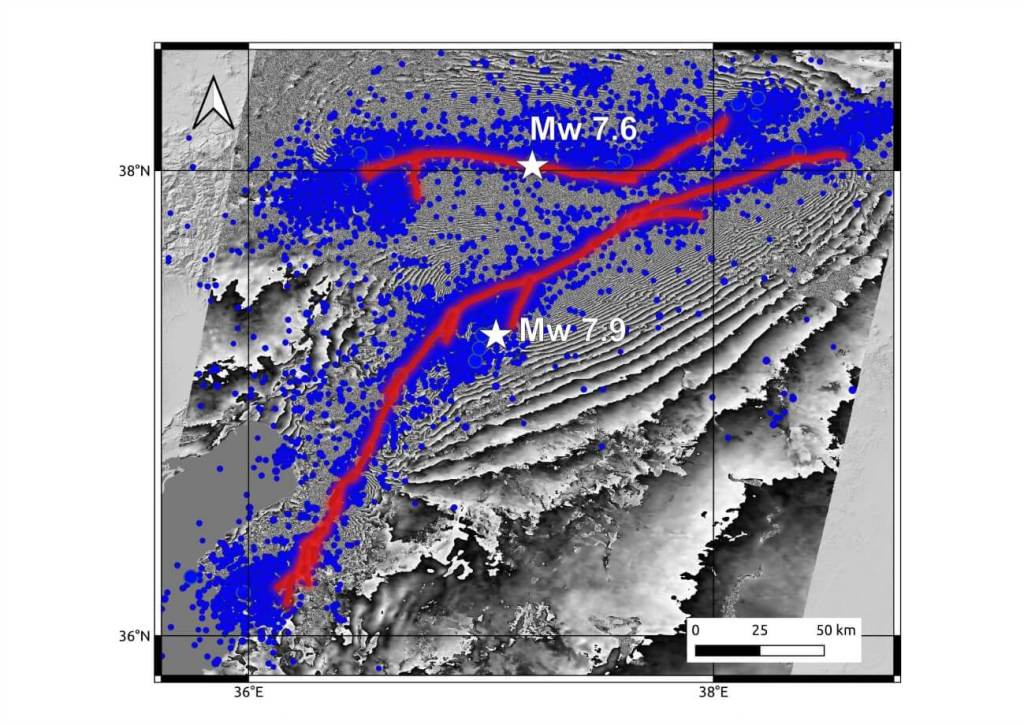 Figura 4. Trazas en rojo: fallas que deslizaron dando lugar a los terremotos catastróficos de Turquía de 2023. Las réplicas (puntos azules) son terremotos pequeños que se generan alrededor de las roturas principales debido a la desestabilización de los esfuerzos generados por éstas. Las franjas grises muestran el mapa de deformación calculado con imágenes de radar mediante Interferometría diferencial INSAR realizados con imágenes Alos-2 raw data – JAXA.