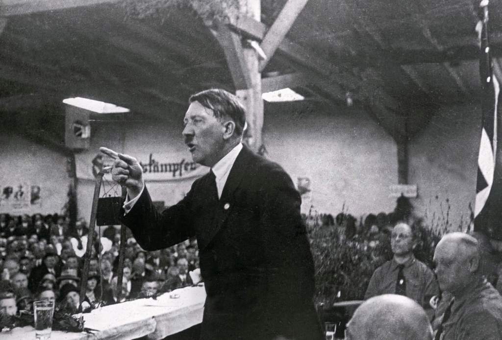Hitler dando un mitin en 1925
