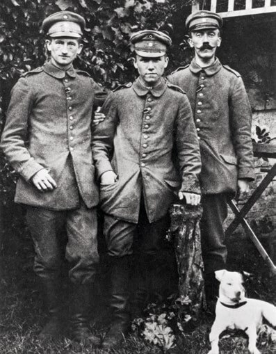 Hitler junto a dos soldados durante su estancia en Pomerania en 1918