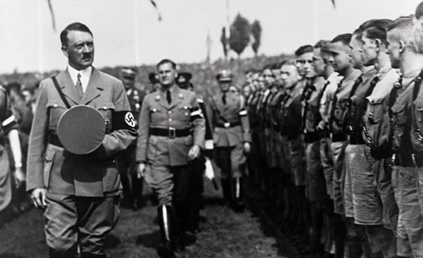 Hitler pasa revista a una unidad de las Juventudes Hitlerianas
