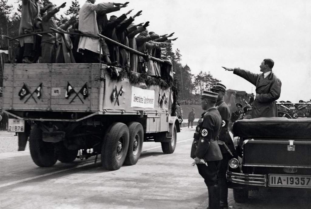 Hitler saluda al paso de un camión de trabajadores en la inauguración del tramo de Autobahn