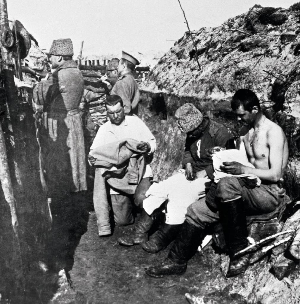 Miembros del ejército ruso remiendan sus uniformes