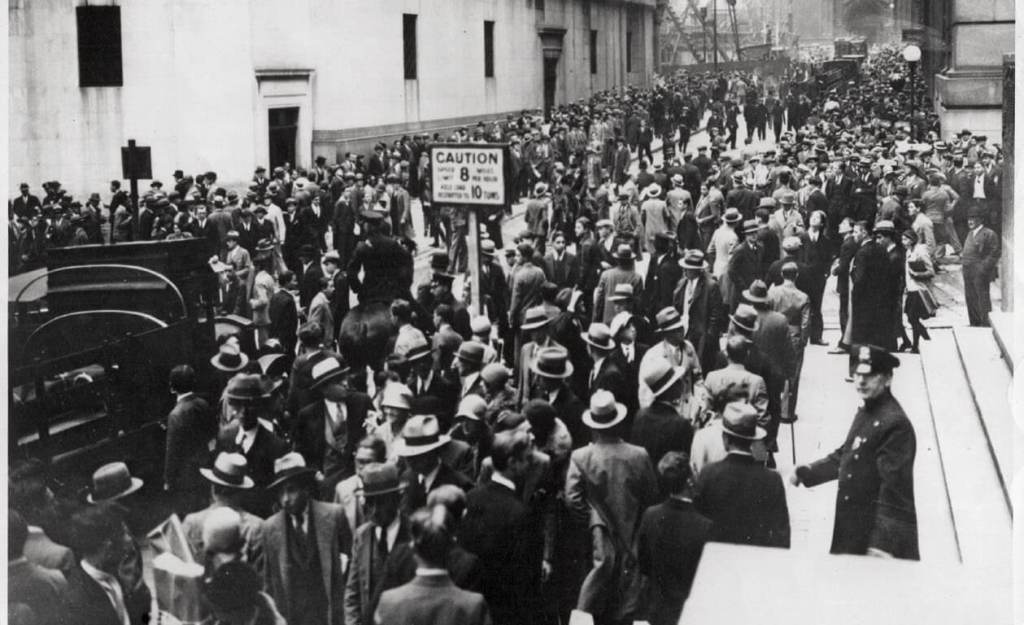 Multitudes en Wall Street durante el Martes Negro