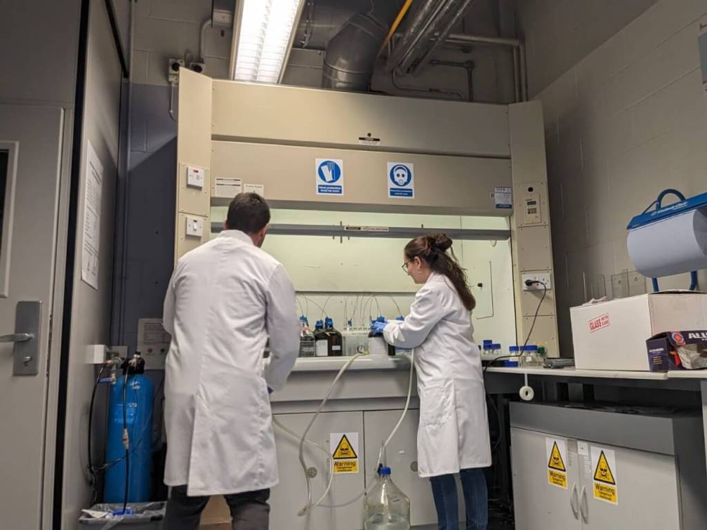 Investigadores de IDAEA-CSIC procesando muestras en DCU. Crédito: IDAEA-CSIC