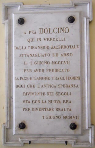 Placa en honor de Dulcino o Dolcino de Novara
