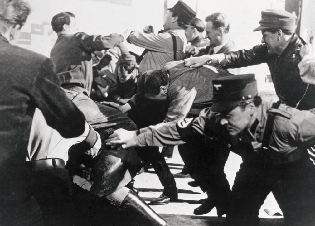 Recreación de la violencia de las SA en el film Soy un cámara