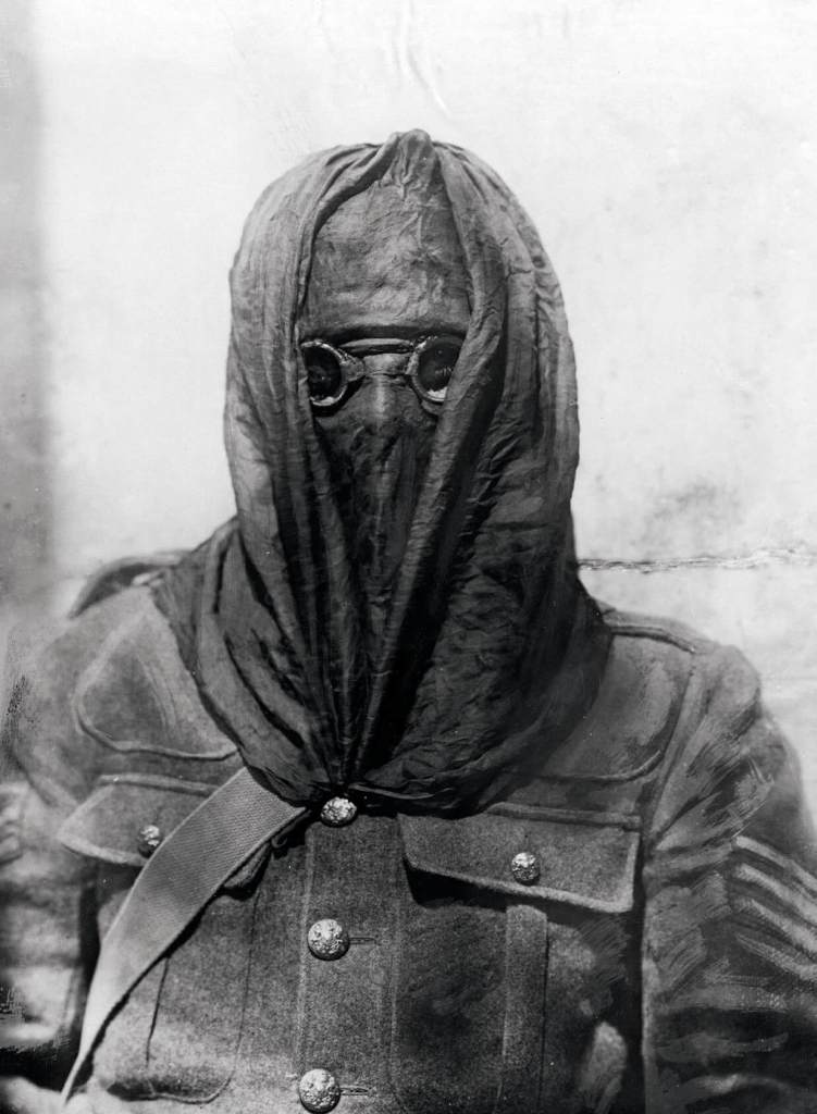 Soldado británico con una máscara de gas
