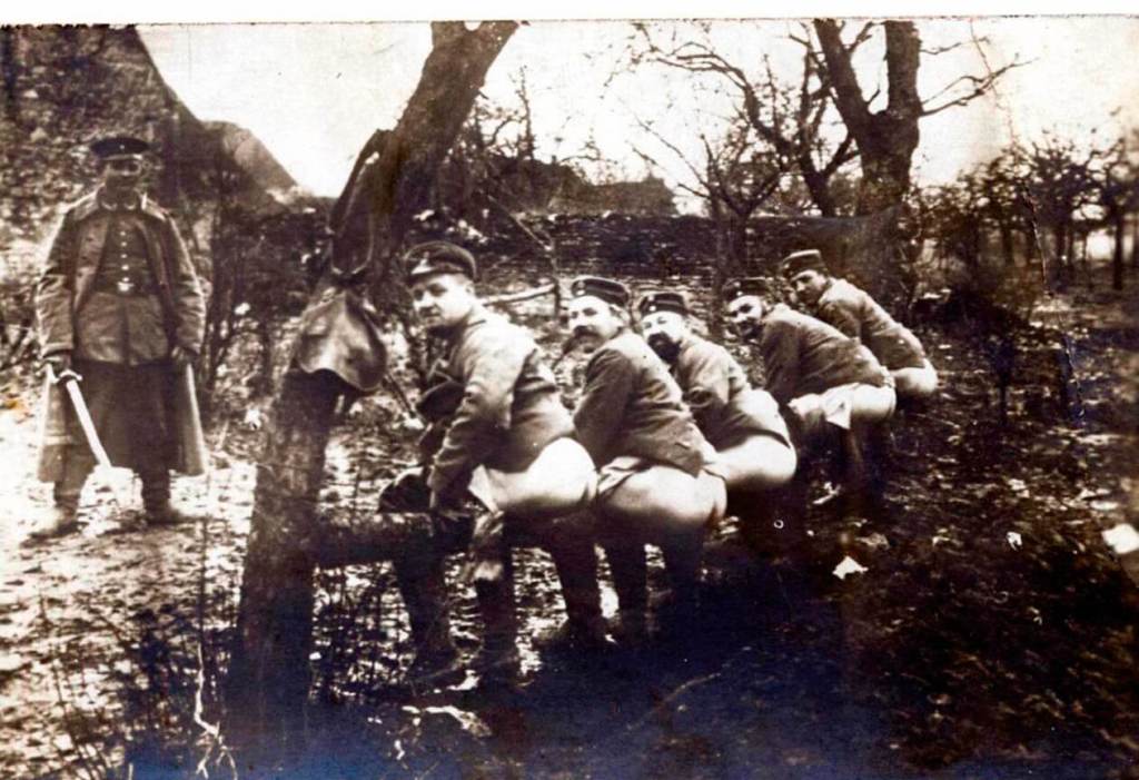 Soldados alemanes usan un tronco como letrina