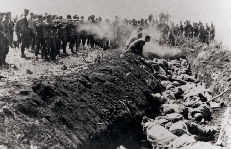 Un Einsatzgruppe ejecuta a civiles rusos