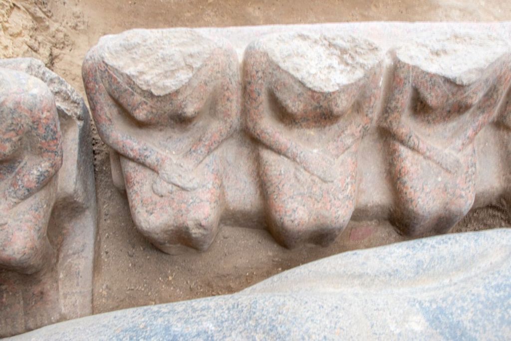 Otras de las estatuas encontradas, esculpidas en granito rosa