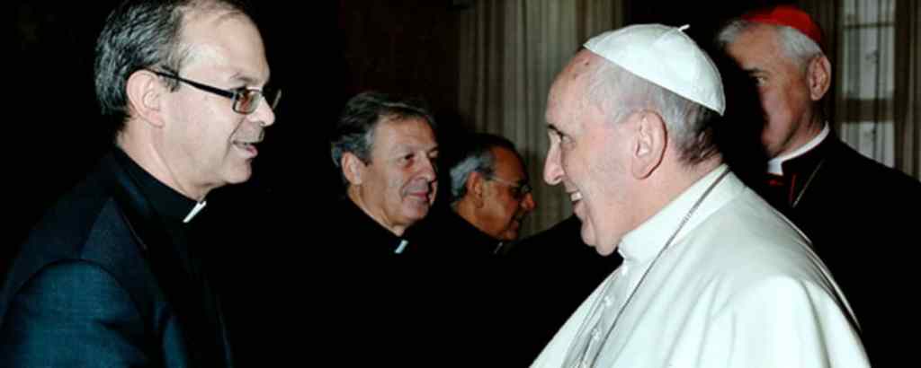 Gabino Uríbarri Junto al Papa Francisco. Uríbarri fue renovado por el Papa como miembro de la Comisión Teológica Internacional para el quinquenio 2021–2026, órgano creado por Pablo VI para asesorar doctrinalmente al Magisterio de la Iglesia.