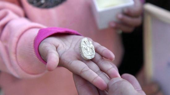 Una niña encuentra un sello de hace 3.800 años