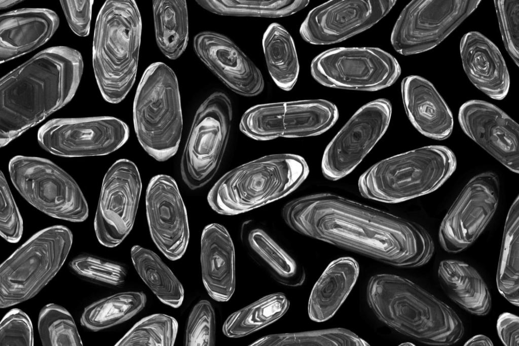 Minúsculos cristales de circón hallados en las rocas groenlandesas depositadas en Islandia