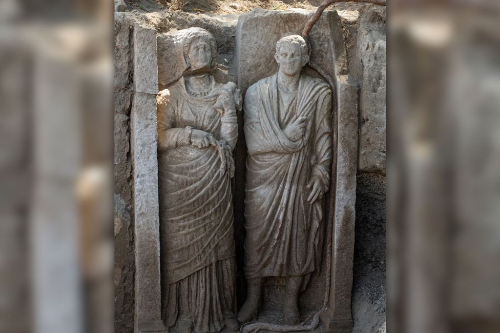 El hombre y la mujer podrían representar a una pareja casada, aunque los investigadores no descartan otras posibles relaciones debido a la falta de inscripciones