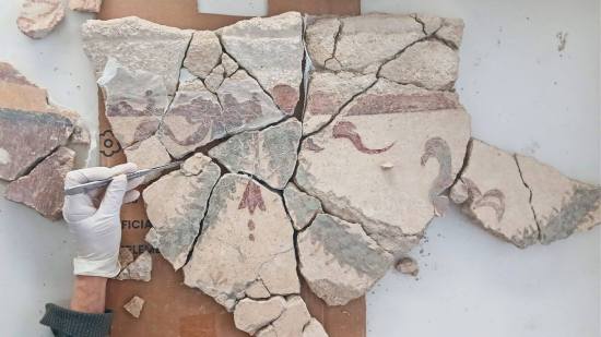Los muros derruidos de la villa conservan restos de frescos, es decir, pinturas realizadas directamente sobre yeso húmedo