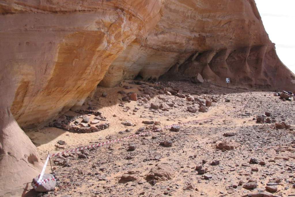 Vista del refugio rocoso de Takarkori durante las excavaciones en el suroeste de Libia, en pleno corazón del antiguo Sahara Verde. Trabajo realizado por la Misión Arqueológica en el Sahara de la Universidad Sapienza de Roma