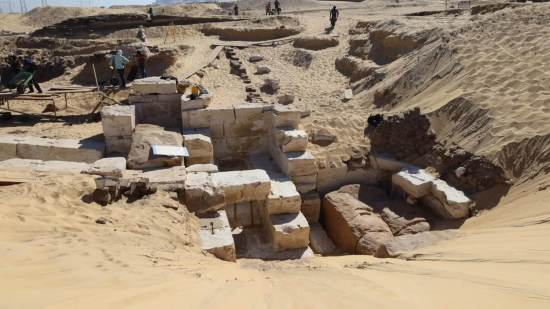 La necrópolis real de Abidos, conocida como la Montaña de Anubis, se extiende por una vasta área del desierto, donde los arqueólogos planean explorar más de 9.000 metros cuadrados en busca de nuevas tumbas aún ocultas bajo la arena