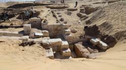 La necrópolis real de Abidos, conocida como la Montaña de Anubis, se extiende por una vasta área del desierto, donde los arqueólogos planean explorar más de 9.000 metros cuadrados en busca de nuevas tumbas aún ocultas bajo la arena