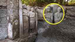Las esculturas decoran la pared de una tumba descubierta en una antigua necrópolis situada junto a una de las puertas de acceso a Pompeya