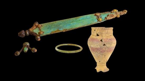 Una espada ornamentada de la Edad del Hierro fue descubierta en una de las tumbas de la necrópolis celta hallada en Creuzier-le-Neuf, en el centro de Francia