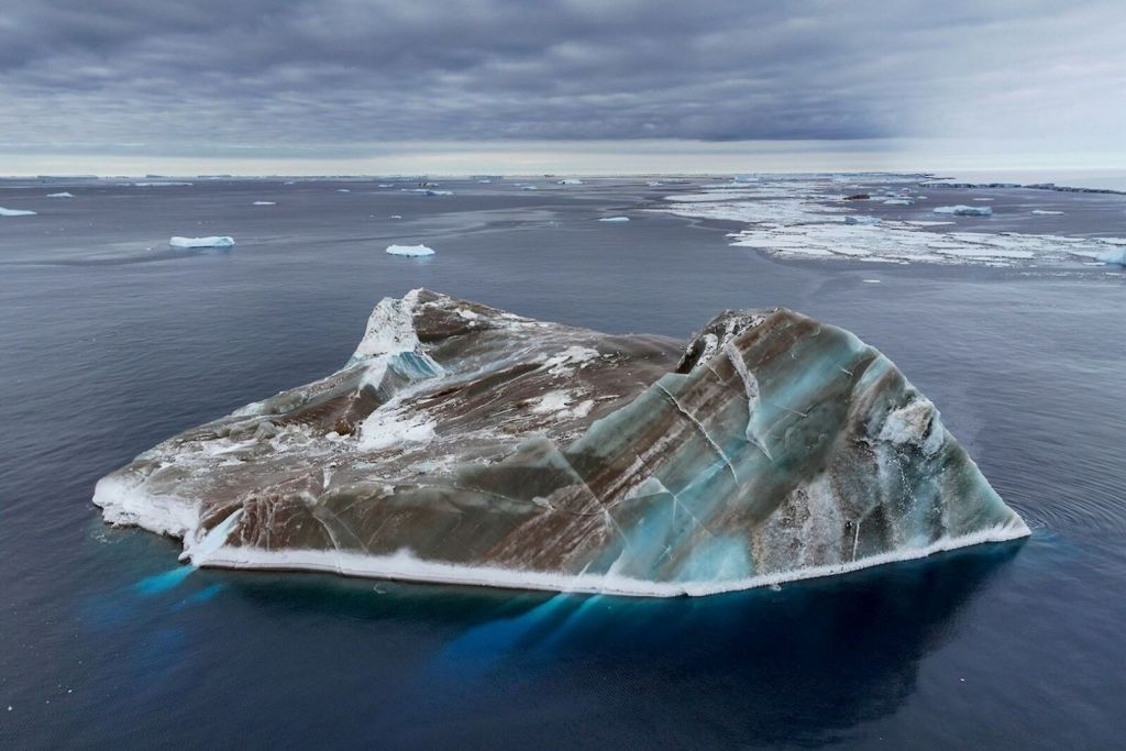 Un impresionante iceberg color jade