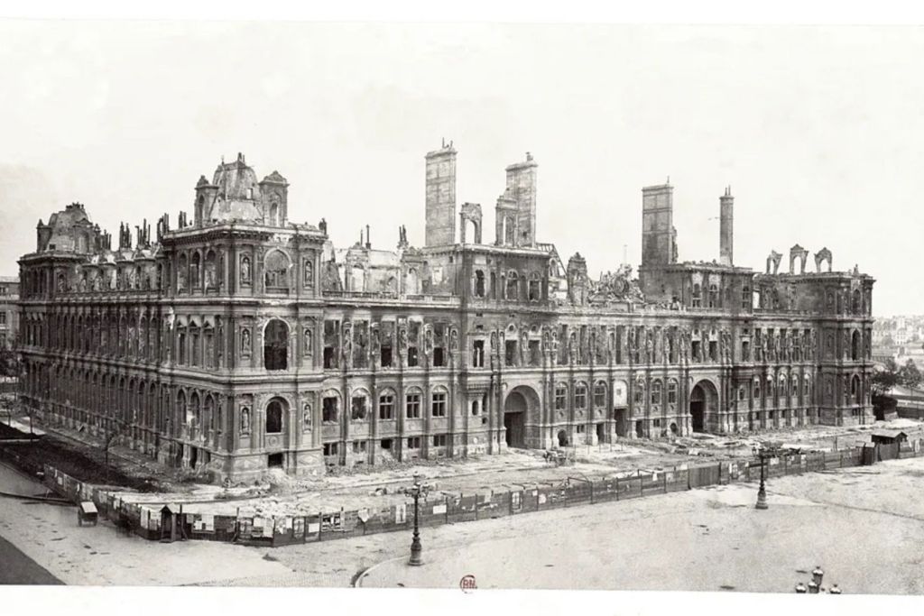 El Hôtel de Ville tras los incendios que arrasaron París en 1871