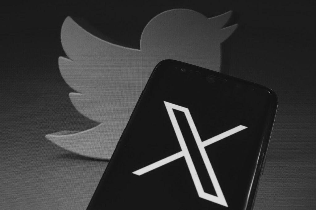 La red social X, anteriormente conocida como Twitter, ha experimentado importantes transformaciones desde su adquisición por Elon Musk, incluyendo cambios en su nombre, estructura y políticas de moderación de contenido