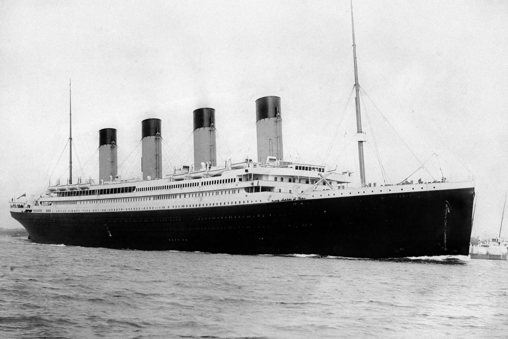 El Titanic zarpa desde Southampton el 10 de abril de 1912, iniciando su primer y único viaje con la promesa de ser el barco más seguro y lujoso jamás construido