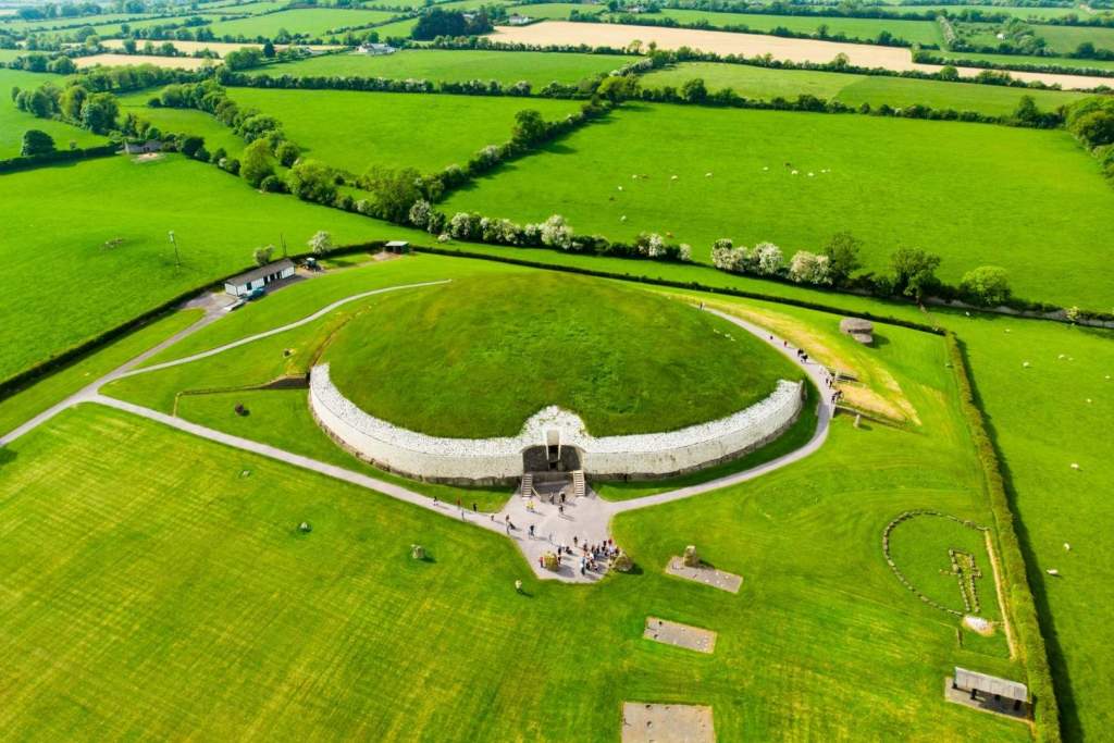 La tumba de corredor neolítica de Newgrange, en Irlanda