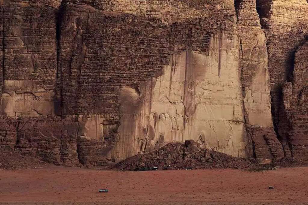 Una formación rocosa vertical en Wadi Rum, sitio declarado Patrimonio Mundial por la UNESCO en el sur de Jordania