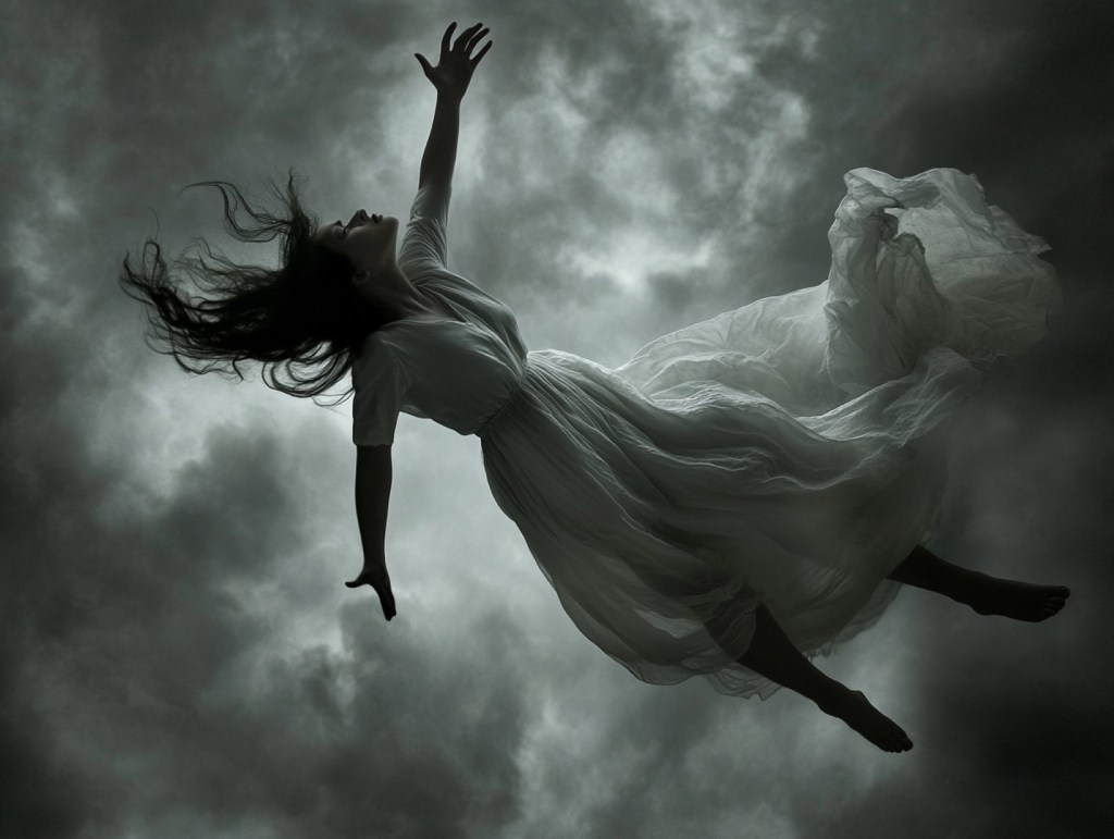 Mujer flotando en el aire