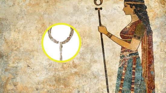 Marfil con inscripción en lineal A