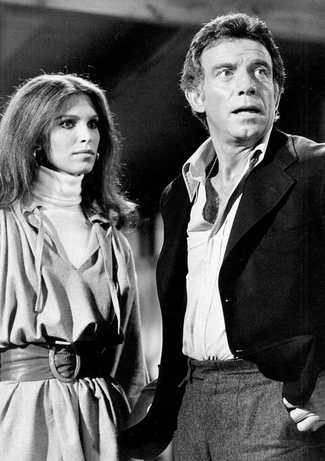 Ann Turkel y Tony Franciosa durante el rodaje de la serie Matt Helm en 1975