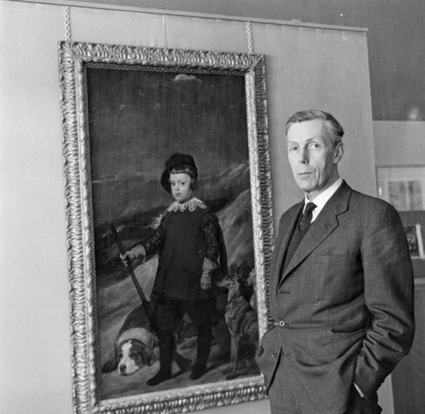 Anthony Blunt junto a una copia de El príncipe don Baltasar Carlos, cazador