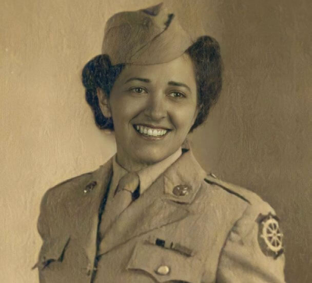 Cecilia Corcuera con su uniforme del Cuerpo de Transporte del Ejército