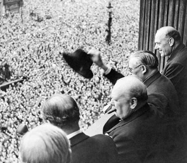 Churchill y sus ministros saludan a la multitud que celebra el fin de la guerra