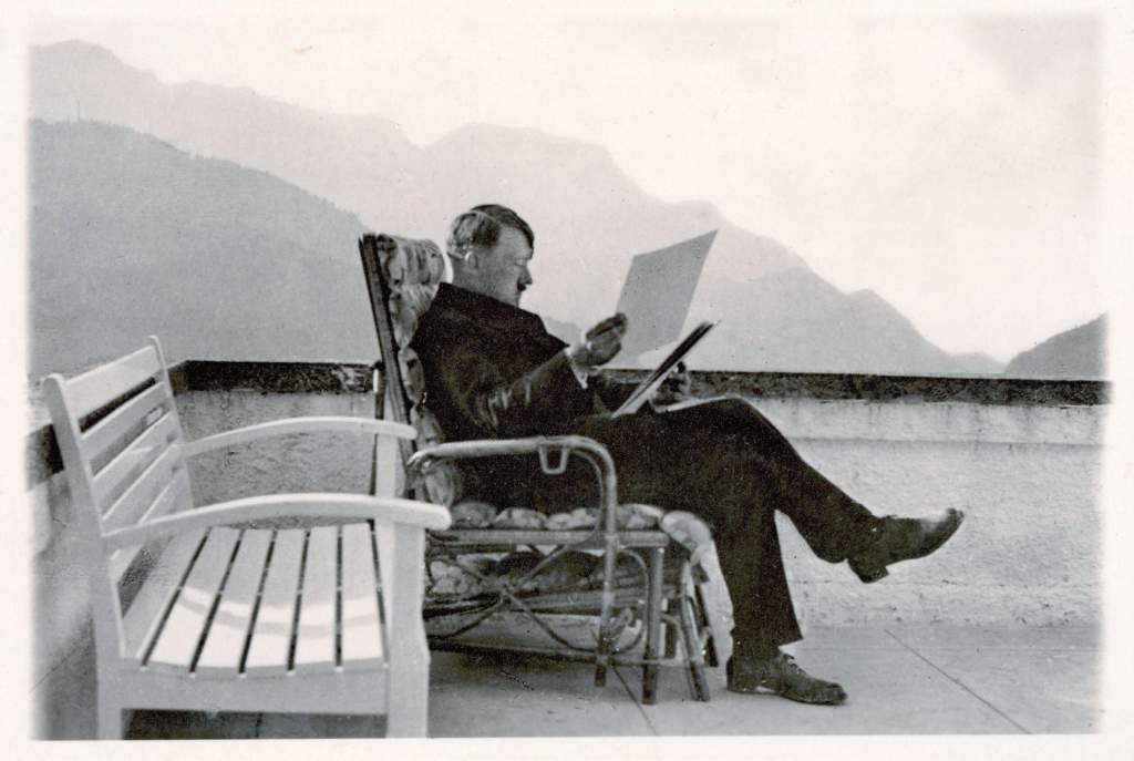 Hitler en su chalé de recreo en Berghof en 1936