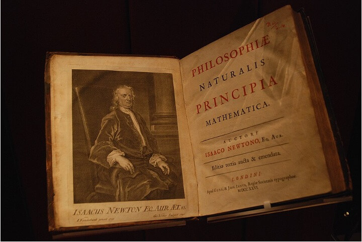 Fig. 4. "Philosophiae Naturalis Principia Mathematica" de Isaac Newton en la Biblioteca John Rylands, en Manchester, Inglaterra. Autor: Paul Hermans. Licencia de Documentación Libre GNU.