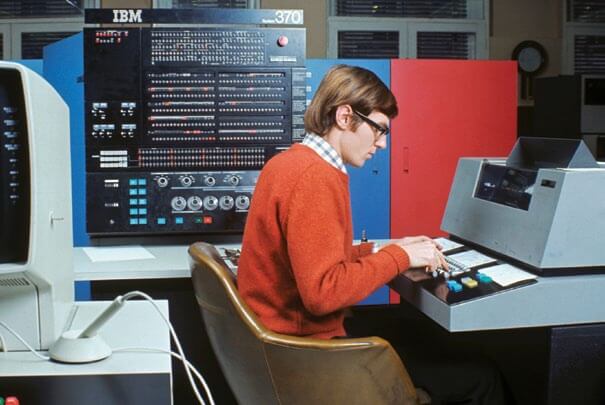 Informático de IBM trabajando