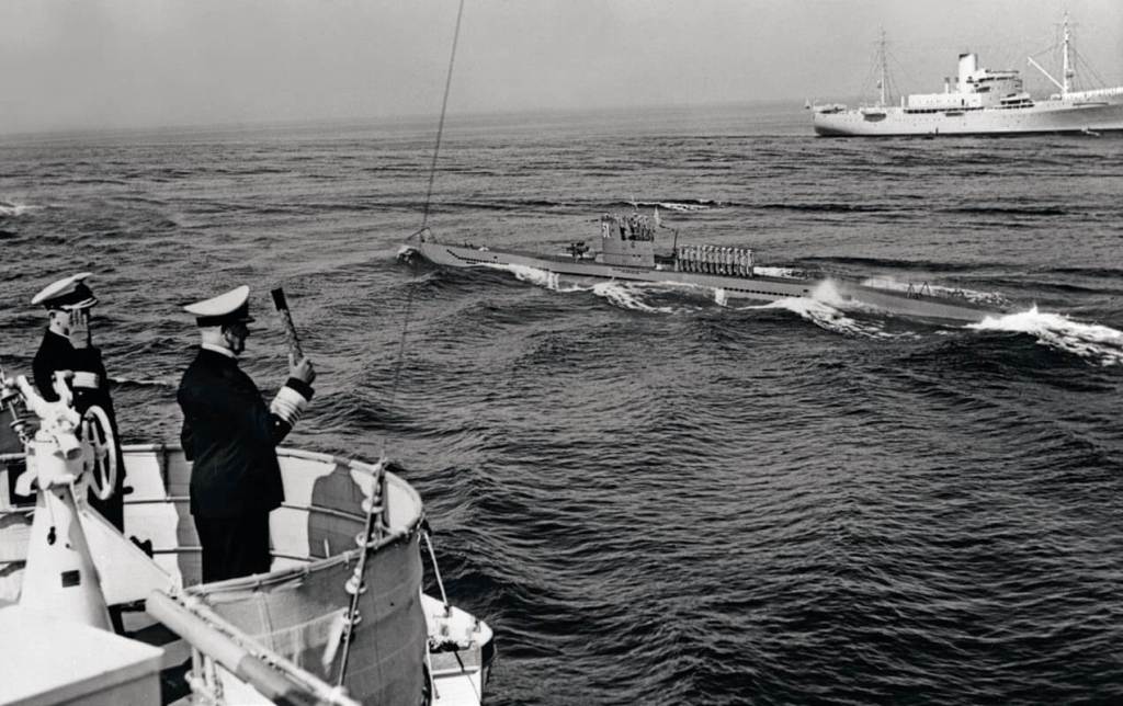 Karl Dönitz dirigiendo unas maniobras de la Armada